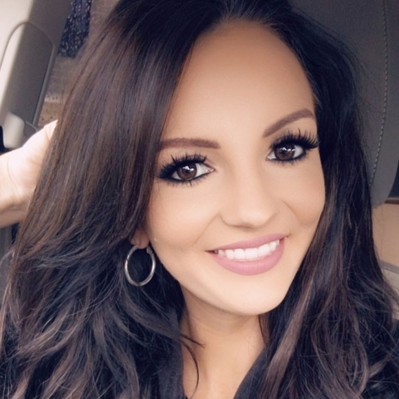 Meet your Posher, Hannah - Picture 2 of 2